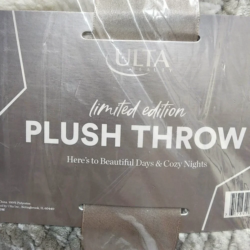 ULTA Beauty Sherpa Plush Throw Blanket Gray & White 50x60 NWT - Picture 6 of 8